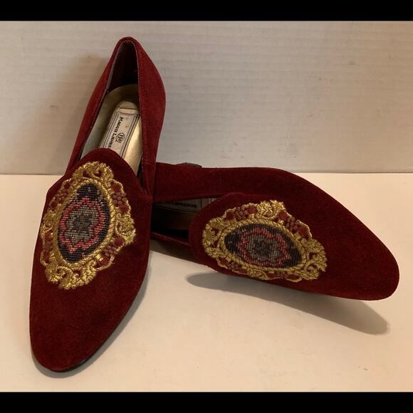 Maggie Lawrence Vintage Style Gold Crest Slip Ons - Picture 4 of 7